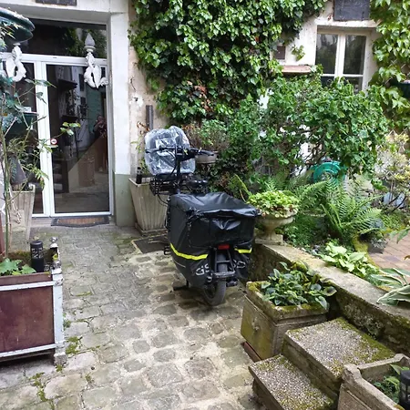 Location Meuble De Tourisme La Rose Des Fables 게스트하우스